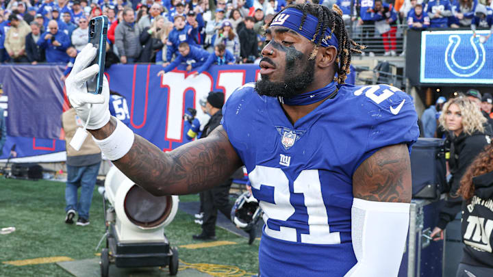 Jan 1, 2023; East Rutherford, New Jersey, USA; New York Giants safety Landon Collins (21) addresses social media on a smart phone after defeating the Indianapolis Colts at MetLife Stadium. Mandatory Credit: Vincent Carchietta-Imagn Images Jan 1, 2023; East Rutherford, New Jersey, USA; New York Giants safety Landon Collins (21) addresses social media on a smart phone after defeating the Indianapolis Colts at MetLife Stadium. Mandatory Credit: Vincent Carchietta-Imagn Images