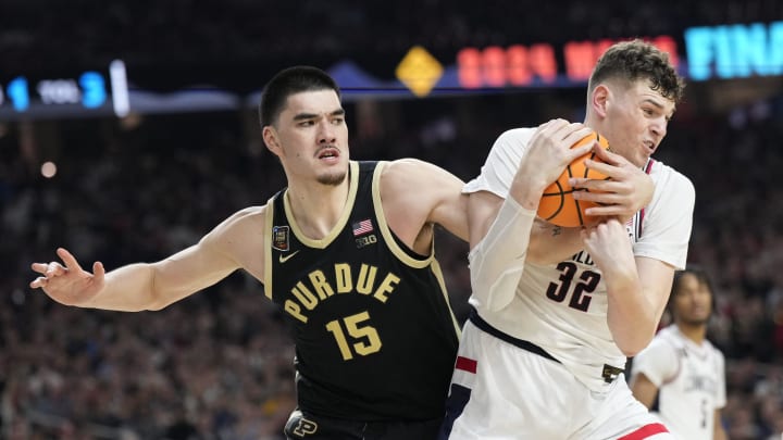 Purdue Boilermakers center Zach Edey (15) reaches in on Connecticut Huskies center Donovan Clingan (32) during the Men's NCAA national championship game at State Farm Stadium in Glendale on April 8, 2024.