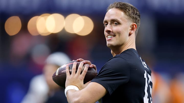 Former Georgia quarterback Carson Beck warming up.