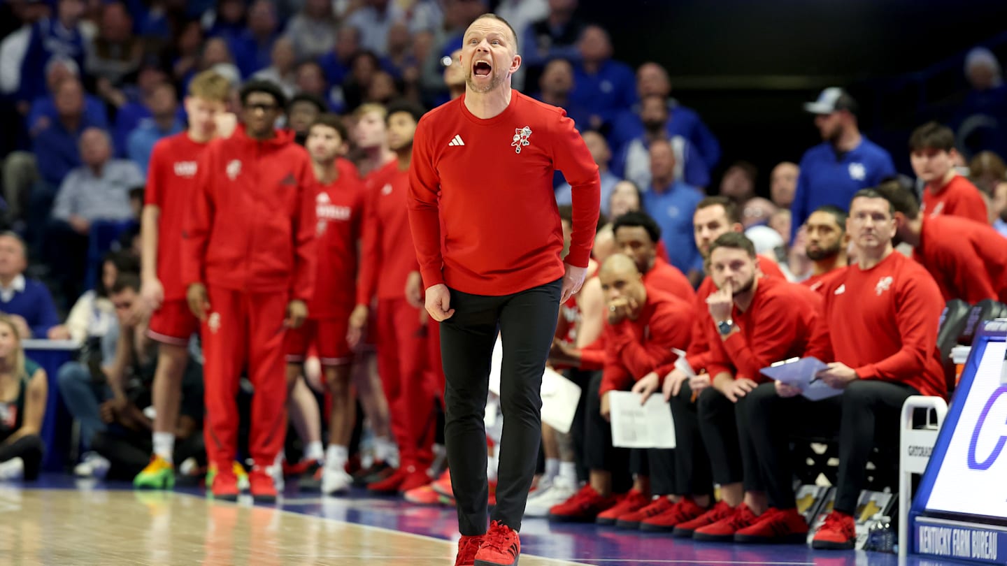 Kentucky, Louisville nearly brawl in heated sideline scuffle after