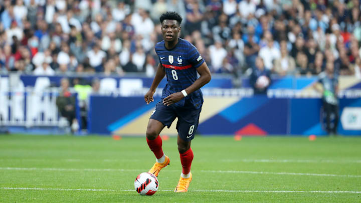 Comme attendu, Aurélien Tchouaméni s'est officiellement engagé avec le Real Madrid Comme attendu, Aurélien Tchouaméni s'est officiellement engagé avec le Real Madrid