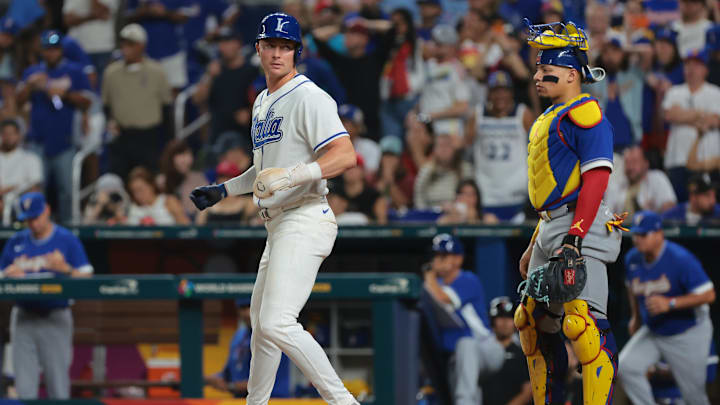 Zach Dezenzo fue parte del sorprendente equipo de Italia que cayó en semifinales ante Venezuela en el Clásico de 2026 