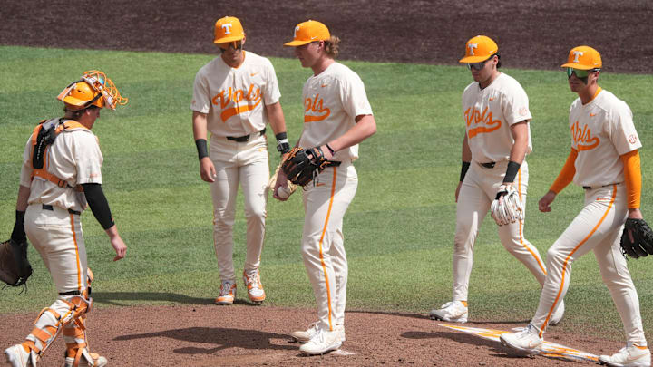 Tennessee's pitcher Nate Snead (7) is approached at the mound during game 3 of an NCAA baseball game agaisnt Auburn on May 4, 2025, in Knoxville, Tenn.