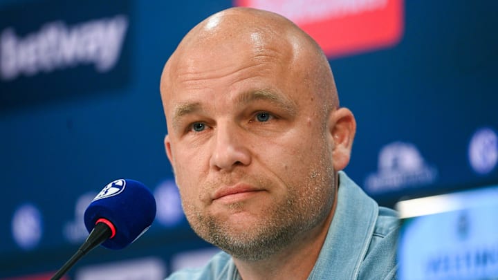 Rouven Schröder, Sportdirektor des FC Schalke 04, hat auf die Kritik an Trainer Frank Kramer reagiert. Rouven Schröder, Sportdirektor des FC Schalke 04, hat auf die Kritik an Trainer Frank Kramer reagiert.