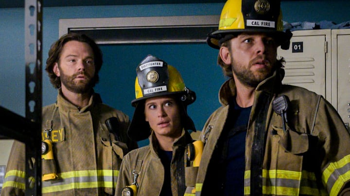 “False Alarm” – Station 42 responds to a false alarm call that escalates into a dangerous hostage situation, on FIRE COUNTRY, Friday, Dec. 6 (9:00-10:00 PM, ET/PT) on the CBS Television Network, and streaming on Paramount+ (live and on-demand for Paramount+ with SHOWTIME subscribers, or on-demand for Paramount+ Essential subscribers the day after the episode airs)*. Jared Padalecki guest stars as Camden, a SoCal firefighter who immediately recognizes Bode’s raw talent. Pictured (L-R): Jared