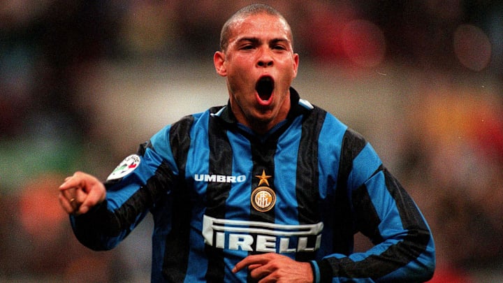 Ronaldo se tornou “Fenômeno” na Itália, onde defendeu Inter de Milão e Milan. Ronaldo se tornou “Fenômeno” na Itália, onde defendeu Inter de Milão e Milan.