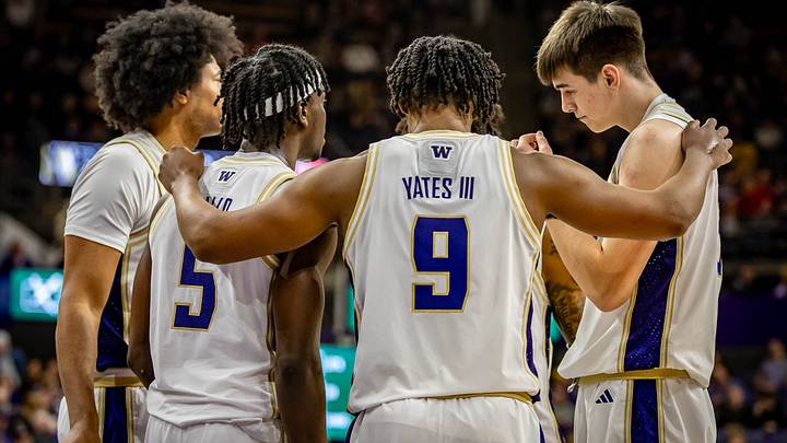 Wesley Yates (9) huddles with the Huskies.