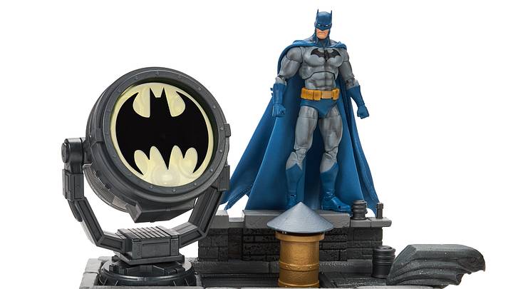 DC Premium Batman™: Hush Rooftop Bat-Signal™ Diorama Set