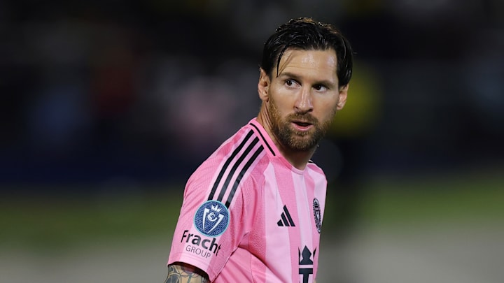 Lionel Messi revient à peine de trois semaines de blessures. Lionel Messi revient à peine de trois semaines de blessures.