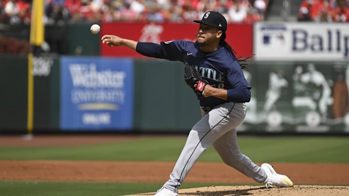 Sep 8, 2024; St. Louis, Missouri, USA; Seattle Mariners starting pitcher Luis Castillo (58) throws against the St. Louis Cardinals during the first inning at Busch Stadium. 