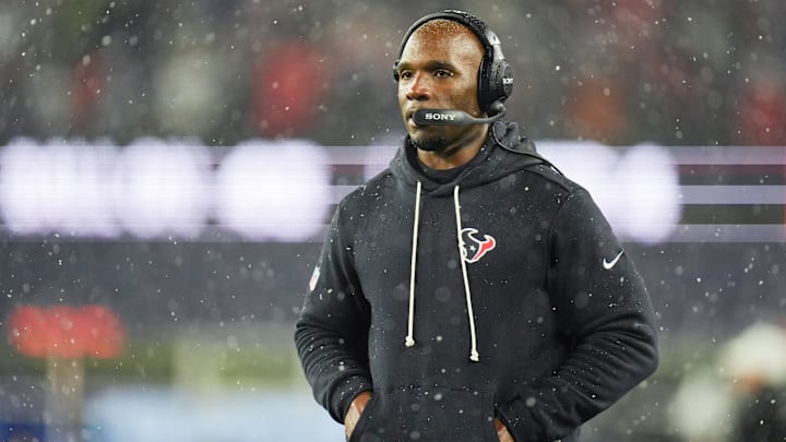 NFL viewers couldn’t believe DeMeco Ryans’s decision to punt while trailing late vs. the Patriots. 