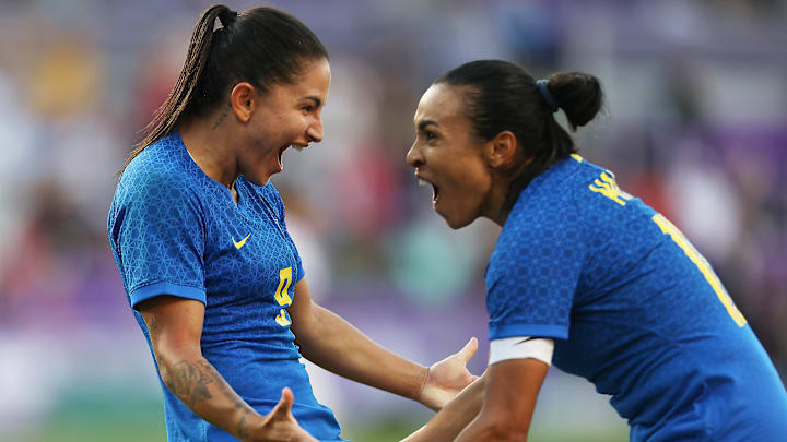 Dobradinha funcionou: Marta deu assistência para Debinha decidir o jogo na estreia do Brasil na SheBelieves Cup 2023