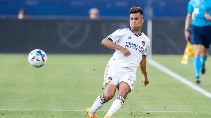 El jugador Efraín Álvarez a una firma de fichar en la Liga MX.