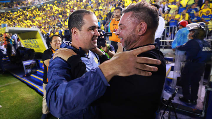 El brasileño André Jardine y el argentino Antonio Mohamed en el abrazo previo a la final de Ida