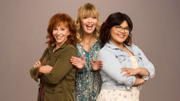 HAPPYS PLACE -- Season: Pilot -- Pictured: (l-r) Reba McEntire, Melissa Peterman, Belissa Escobedo -- (Photo by: Trae Patton/NBC)