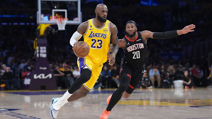 LeBron James destacó ante los Rockets en el Juego 1 de los Playoffs de la NBA 2026