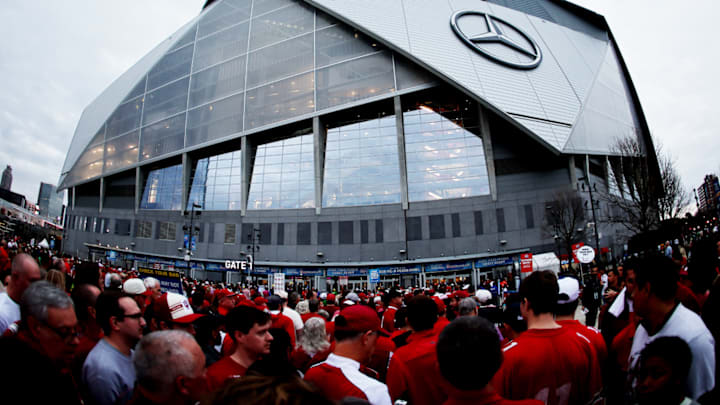 Fans wait to enter the Peach Bowl between Indiana and Oregon.