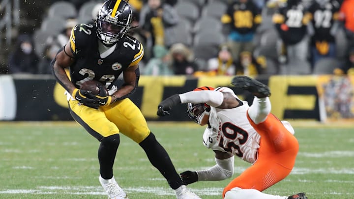 Jan 4, 2025; Pittsburgh, Pennsylvania, USA; Pittsburgh Steelers running back Najee Harris (22) sheds a tackle attempt by Cincinnati Bengals linebacker Akeem Davis-Gaither (59) after catching a pass during the fourth quarter at Acrisure Stadium. Mandatory Credit: Charles LeClaire-Imagn Images Jan 4, 2025; Pittsburgh, Pennsylvania, USA; Pittsburgh Steelers running back Najee Harris (22) sheds a tackle attempt by Cincinnati Bengals linebacker Akeem Davis-Gaither (59) after catching a pass during the fourth quarter at Acrisure Stadium. Mandatory Credit: Charles LeClaire-Imagn Images
