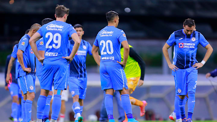 Jugadores de Cruz Azul al finalizar el juego ante Necaxa.