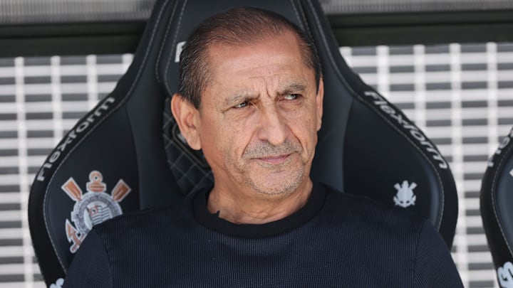 Ramón Díaz seguirá no comando do Corinthians após sequência histórica no Brasileirão