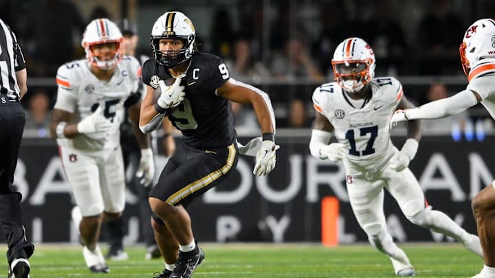Nov 8, 2025; Nashville, Tennessee, USA; Vanderbilt Commodores tight end Eli Stowers (9) runs with the ball after a made catch against the Auburn Tigers during the second half at FirstBank Stadium. Mandatory Credit: Steve Roberts-Imagn Images Nov 8, 2025; Nashville, Tennessee, USA; Vanderbilt Commodores tight end Eli Stowers (9) runs with the ball after a made catch against the Auburn Tigers during the second half at FirstBank Stadium. Mandatory Credit: Steve Roberts-Imagn Images