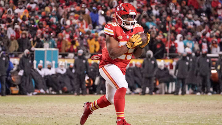 Jan 13, 2024; Kansas City, Missouri, USA; Kansas City Chiefs running back Clyde Edwards-Helaire (25) catches a pass against the Miami Dolphins in a 2024 AFC wild card game at GEHA Field at Arrowhead Stadium. Mandatory Credit: Denny Medley-Imagn Images Jan 13, 2024; Kansas City, Missouri, USA; Kansas City Chiefs running back Clyde Edwards-Helaire (25) catches a pass against the Miami Dolphins in a 2024 AFC wild card game at GEHA Field at Arrowhead Stadium. Mandatory Credit: Denny Medley-Imagn Images