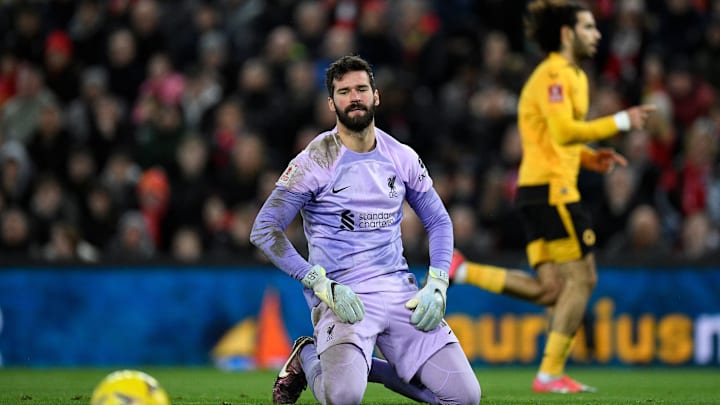 Alisson vacilou e deu um 'presente' para o atacante rival