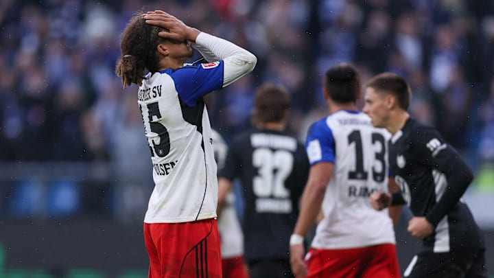 Kapitän Yussuf Poulsen versteht die Welt nicht mehr.