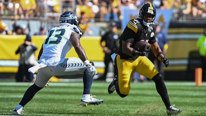 Sep 14, 2025; Pittsburgh, Pennsylvania, USA; Pittsburgh Steelers tight end Jonnu Smith (81) looks to elude Seattle Seahawks linebacker Ernest Jones IV (13) during the second half at Acrisure Stadium. Mandatory Credit: Barry Reeger-Imagn Images