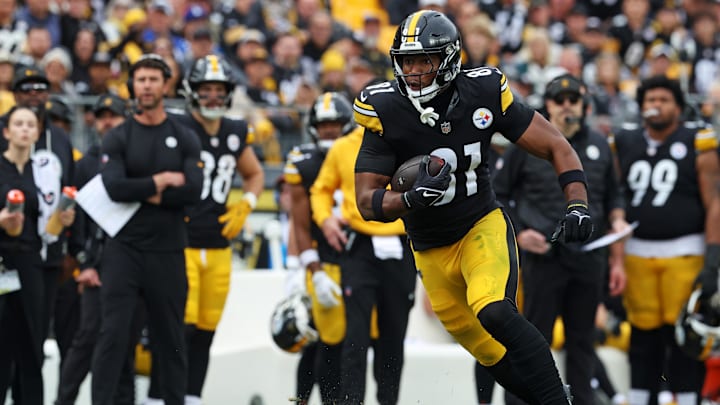 Nov 2, 2025; Pittsburgh, Pennsylvania, USA; Pittsburgh Steelers tight end Jonnu Smith (81) runs the ball during the second half against the Indianapolis Colts at Acrisure Stadium. Mandatory Credit: Charles LeClaire-Imagn Images