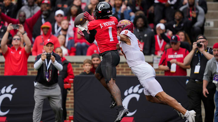 Cincinnati Bearcats cornerback Jordan Young breaks up pass against Iowa State Cyclones