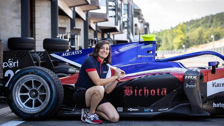 La piloto colombiana posa junto a su monoplaza denominado 'Bichota' La piloto colombiana posa junto a su monoplaza denominado 'Bichota'