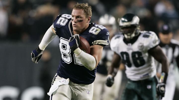 Dallas Cowboys tight end Jason Witten carries the ball for a 53 yard reception after losing his helmet vs. the Eagles