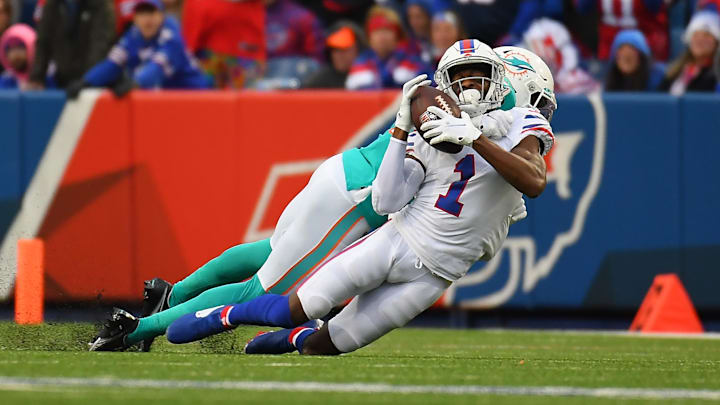 Oct 31, 2021; Orchard Park, New York, USA; Buffalo Bills wide receiver Emmanuel Sanders (1) catches a pass Oct 31, 2021; Orchard Park, New York, USA; Buffalo Bills wide receiver Emmanuel Sanders (1) catches a pass
