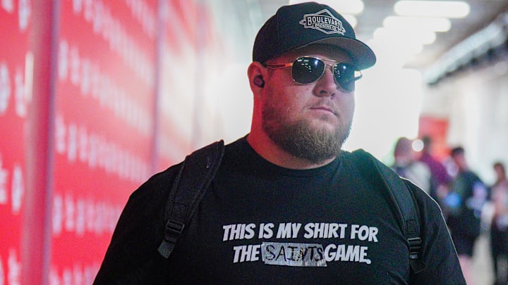Oct 7, 2024; Kansas City, Missouri, USA; Kansas City Chiefs center Creed Humphrey (52) enters the stadium via a player’s tunnel prior to a game against the New Orleans Saints at GEHA Field at Arrowhead Stadium. Mandatory Credit: Denny Medley-Imagn Images Oct 7, 2024; Kansas City, Missouri, USA; Kansas City Chiefs center Creed Humphrey (52) enters the stadium via a player’s tunnel prior to a game against the New Orleans Saints at GEHA Field at Arrowhead Stadium. Mandatory Credit: Denny Medley-Imagn Images