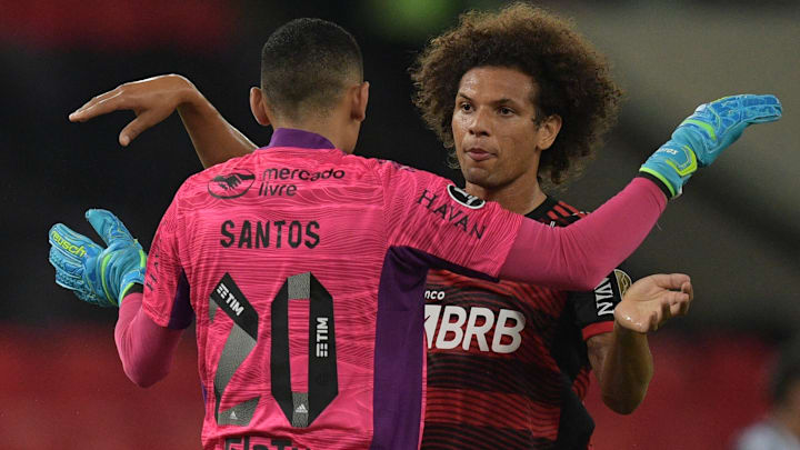 Willian Arão testou positivo e Diego Alves também, então Santos pode ganhar chance