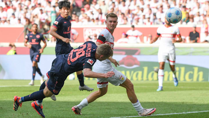 Jonathan Burkhardt köpft zum 2:2 gegen Maximilian Mittelstädt und den VfB Stuttgart ein