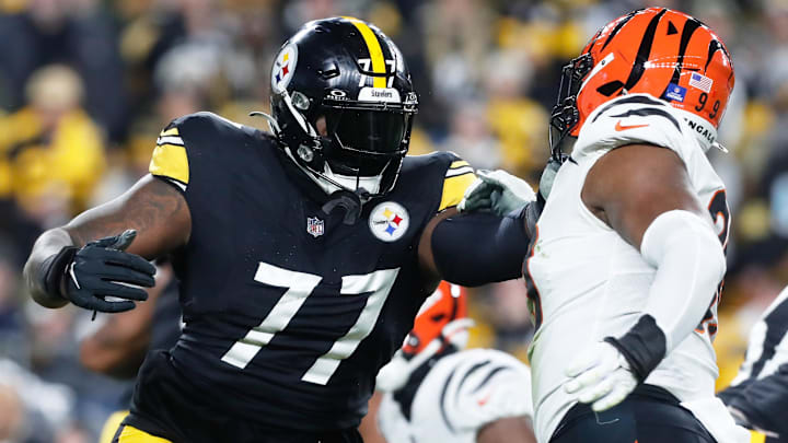 Dec 23, 2023; Pittsburgh, Pennsylvania, USA; Pittsburgh Steelers offensive tackle Broderick Jones (77) blocks at the line of scrimmage against Cincinnati Bengals defensive end Myles Murphy (right) during the second quarter at Acrisure Stadium. Mandatory Credit: Charles LeClaire-Imagn Images Dec 23, 2023; Pittsburgh, Pennsylvania, USA; Pittsburgh Steelers offensive tackle Broderick Jones (77) blocks at the line of scrimmage against Cincinnati Bengals defensive end Myles Murphy (right) during the second quarter at Acrisure Stadium. Mandatory Credit: Charles LeClaire-Imagn Images