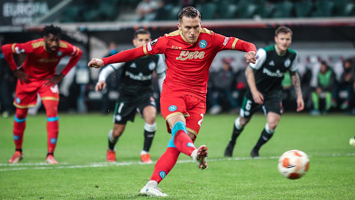Zielinski realizza il calcio di rigore dell'1-1