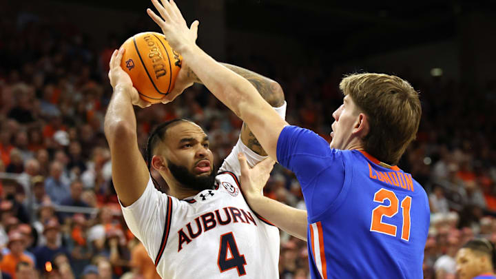 Feb 8, 2025; Auburn, Alabama, USA;  Florida Gators forward Alex Condon (21) moves in to block the shot of Auburn Tigers forward Johni Broome (4) during the second half at Neville Arena. Mandatory Credit: John Reed-Imagn Images