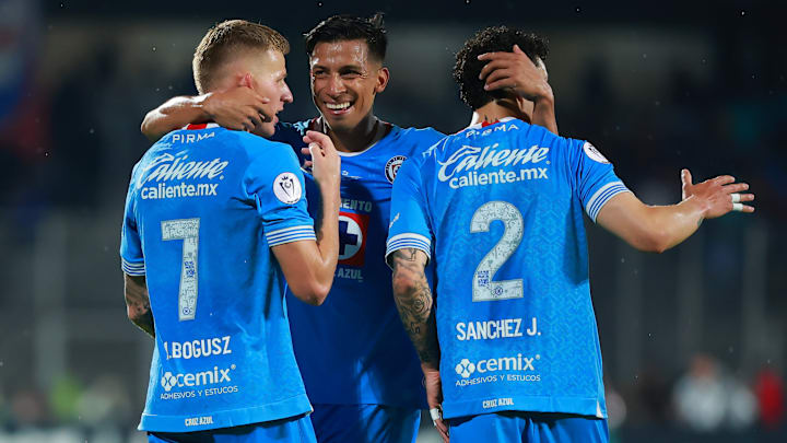 El polaco Mateusz Bogusz, Ángel Sepúlveda y Jorge Sánchez celebran el 4-0 de Cruz Azul sobre Vancouver Whitecaps