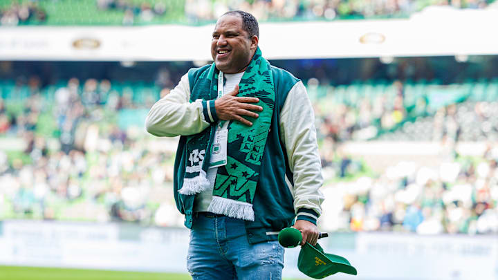 Ailton meckert über das Gewicht von Boniface