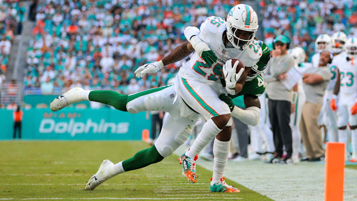Miami Dolphins running back Jaylen Wright (25) runs with the football against New York Jets linebacker Jamien Sherwood (44) during the second quarter at Hard Rock Stadium last season. Miami Dolphins running back Jaylen Wright (25) runs with the football against New York Jets linebacker Jamien Sherwood (44) during the second quarter at Hard Rock Stadium last season.