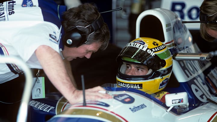 Ayrton Senna arriba de su Williams FW16, con el que chocó brutalmente 