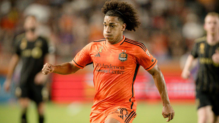 Pumas está buscando el fichaje del mediocampista panameño Adalberto Carrasquilla, quien milita en el Houston Dynamo de la MLS.