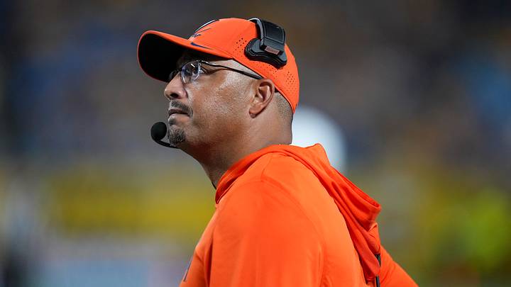 Sep 19, 2026; Charlotte, North Carolina, USA; Virginia Cavaliers head coach Tony Elliott reacts to a West Virginia Mountaineers touchdown during the second quarter at Bank of America Stadium. Mandatory Credit: Jim Dedmon-Imagn Images Sep 19, 2026; Charlotte, North Carolina, USA; Virginia Cavaliers head coach Tony Elliott reacts to a West Virginia Mountaineers touchdown during the second quarter at Bank of America Stadium. Mandatory Credit: Jim Dedmon-Imagn Images