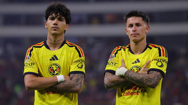 Kevin Álvarez y Brian Rodríguez celebran contra La Academia