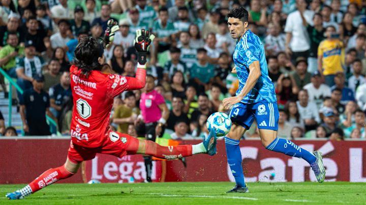 Santos Laguna v Tigres UANL - Torneo Apertura 2025 Liga MX