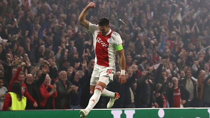 Die Siegerpose des Abends kam von Ajax-Kapitän Dusan Tadic