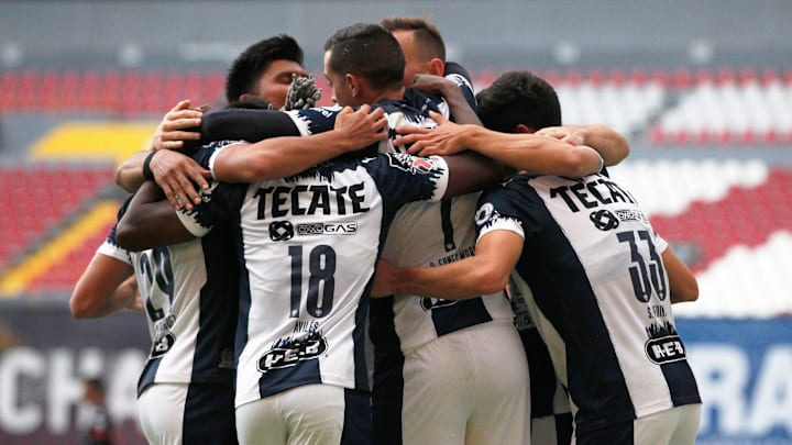 Jugadores de Rayados de Monterrey celebran un gol.